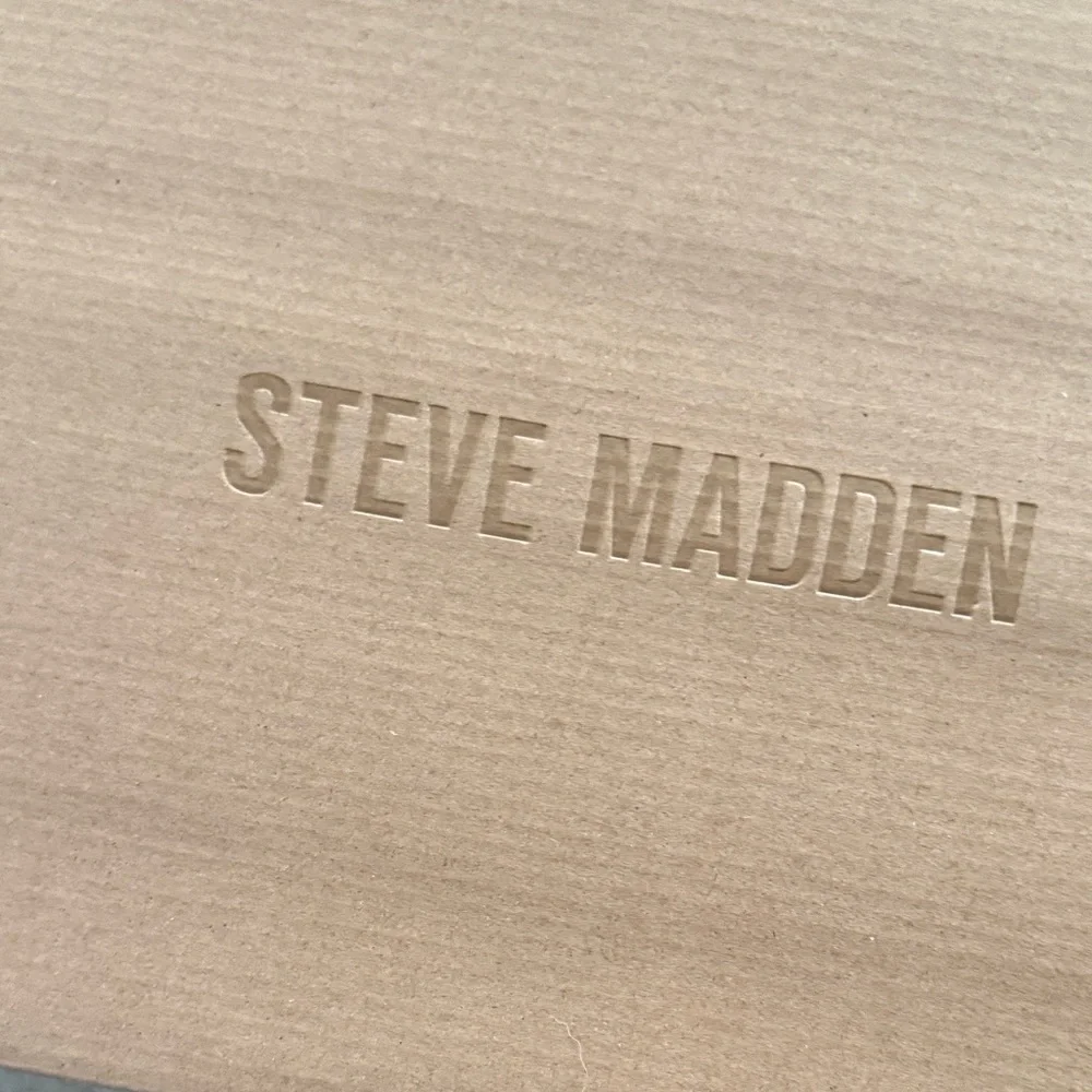 Elegant Red mens Steve Madden Icebox Sneakers size 10 m new w box - Picture 8 of 9